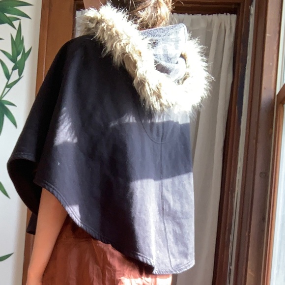 Fur trim hooded fleece cape - Picture 2 of 3